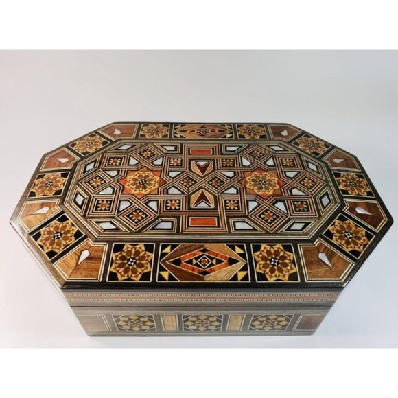 Luxurious Mother of Pearl Syrian Mosaic Box - Picture 1 of 6